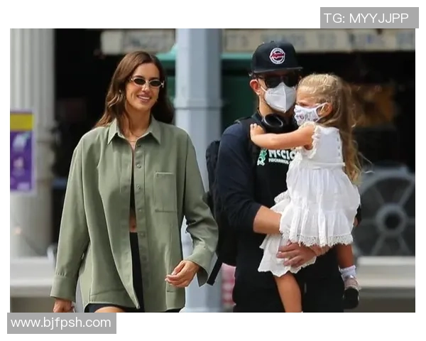 足球明星甜蜜约会逛街视频曝光引发粉丝热议和羡慕 足球明星甜蜜约会逛街视频曝光引发粉丝热议和羡慕