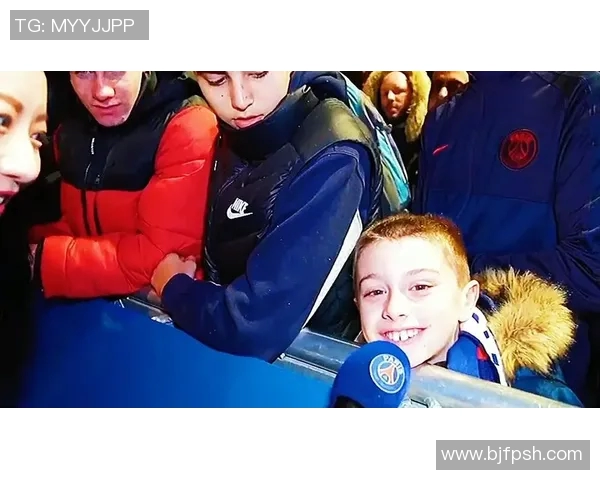 足球明星温情瞬间抱儿子视频引发网友热议感动无数人心