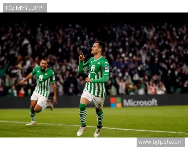 奥摩足球明星的真实身份揭晓他们在赛场上的辉煌成就与影响力分析