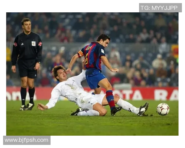 两位足球巨星的风采对比与成就分析探讨